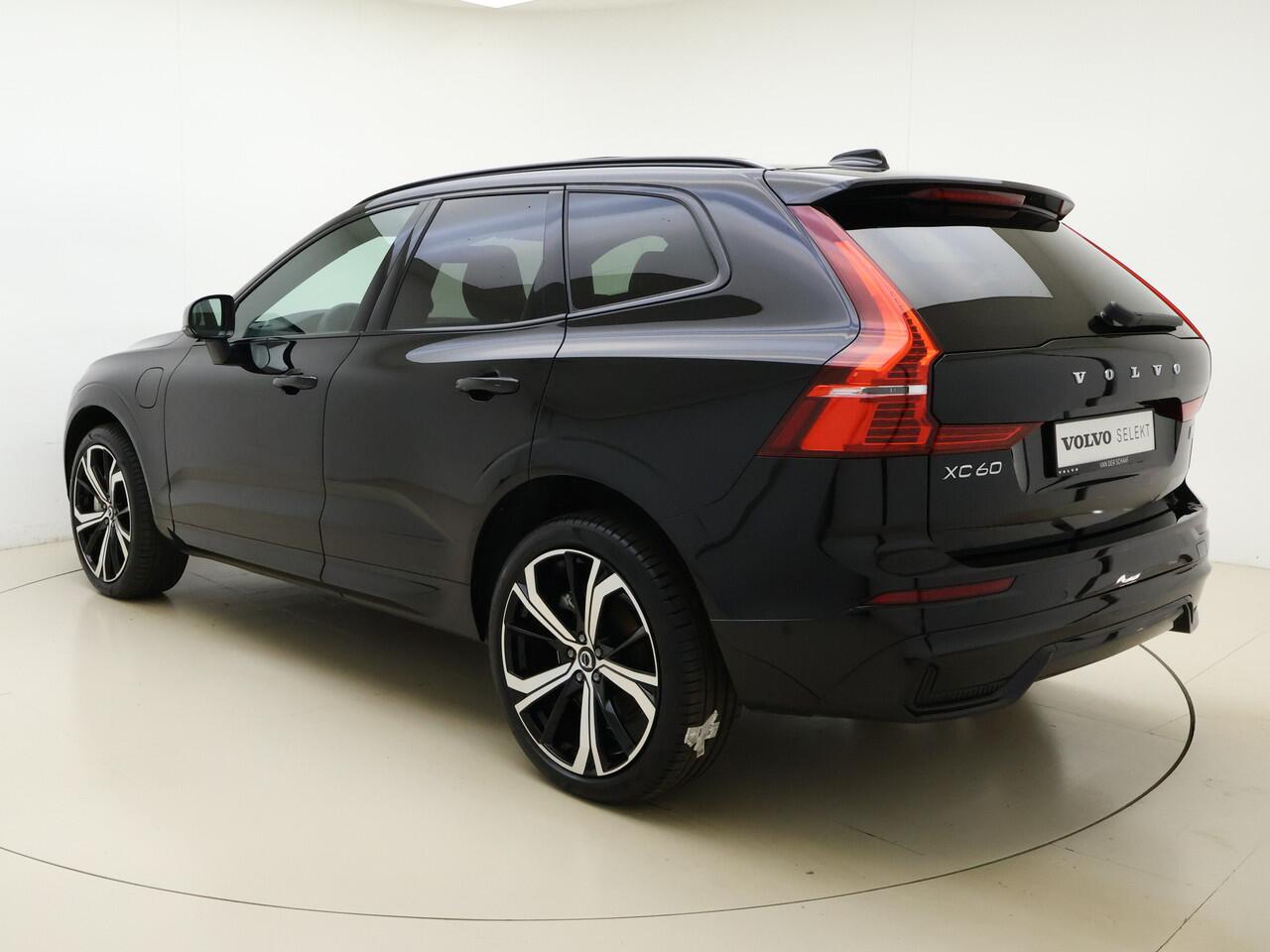 Volvo XC60 T6 350pk Plug-in hybrid AWD Plus Dark / Harman en Kardon audio / Contourstoelen / Panorama dak / Camera voor en achter / Elektrisch verstelbare stoelen /