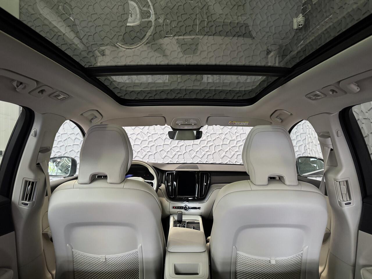 Volvo XC60 2.0 T6 350 PK CREME.LEER PHEV SCHUIFDAK AWD ULTRA BRIGHT LONG RANGE PANO HARMAN/KARDON HEADUP ELEK.KLEP phev . panorama pano ? Top Auto's Wijchen , Altijd een Ruim aanbod van Volvo's i BUSINESS / CORE / BRIGHT / DARK / ULTRA DARK / PLUS DARK / BLACK EDI