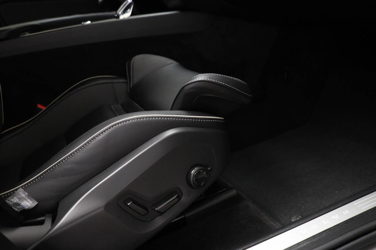 Volvo XC60 B4 Ultimate Dark | TREKHAAK | LEDER | STOELVERWARMING | DAB | APPLE