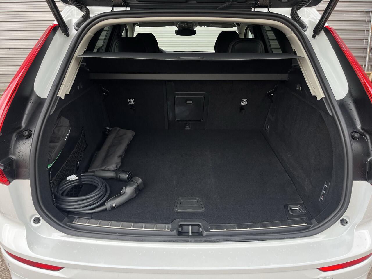 Volvo XC60 T8 Plug-in hybrid AWD Ultimate Dark / Luchtvering / Extra getint glas / 360 camera / Trekhaak semi-elektrisch /