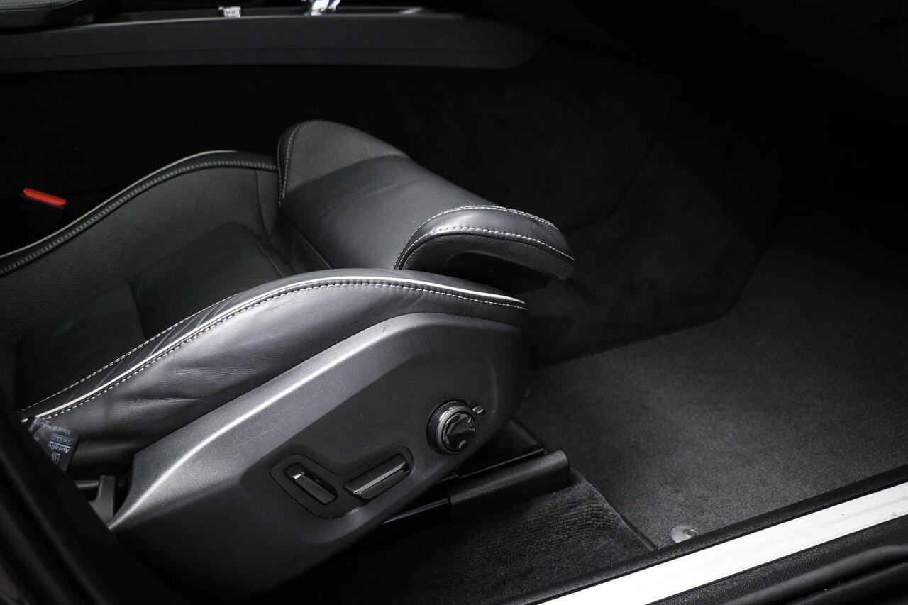 Volvo XC60 2.0 T6 Plug-in hybrid AWD Ultimate Dark | PANORAMADAK | LED | DAB | APPLE | CAMERA | 20"