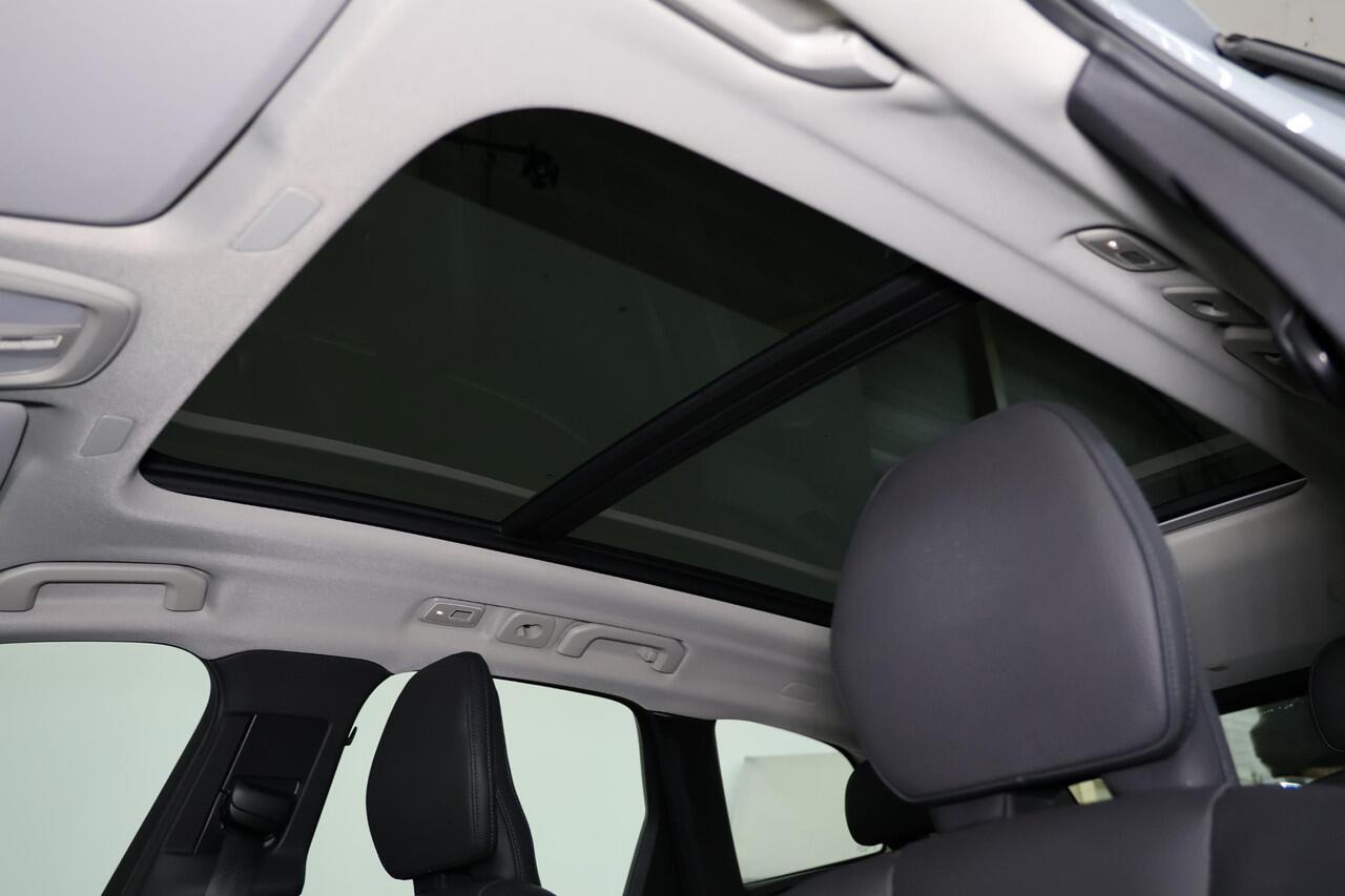 Volvo XC60 T6 Recharge AWD Ultra Dark - Luchtvering - Panorama/schuifdak - IntelliSafe Assist & Surround - 360º Camera - Adaptieve LED koplampen - Verwarmde voorstoelen, stuur & achterbank - Parkeersensoren voor & achter - Elektr. bedienb. voorstoelen met geheugen -