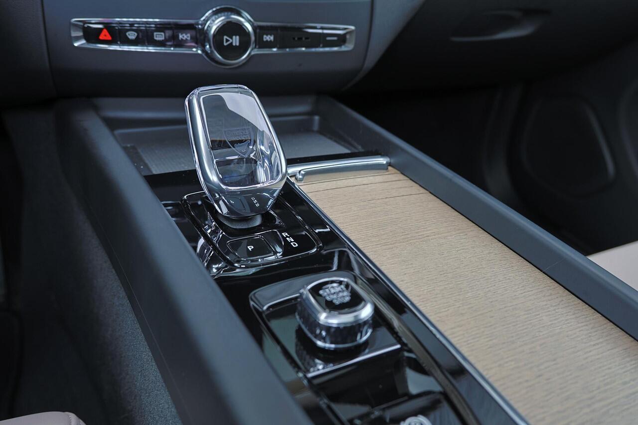 Volvo XC60 T6 Recharge AWD Plus Dark - Panorama/schuifdak - IntelliSafe Assist & Surround - Harman/Kardon audio - Parkeercamera achter - Verwarmde voorstoelen, stuur & achterbank - Parkeersensoren voor & achter - Elektr. bedienb. voorstoelen met geheugen - Draadloze