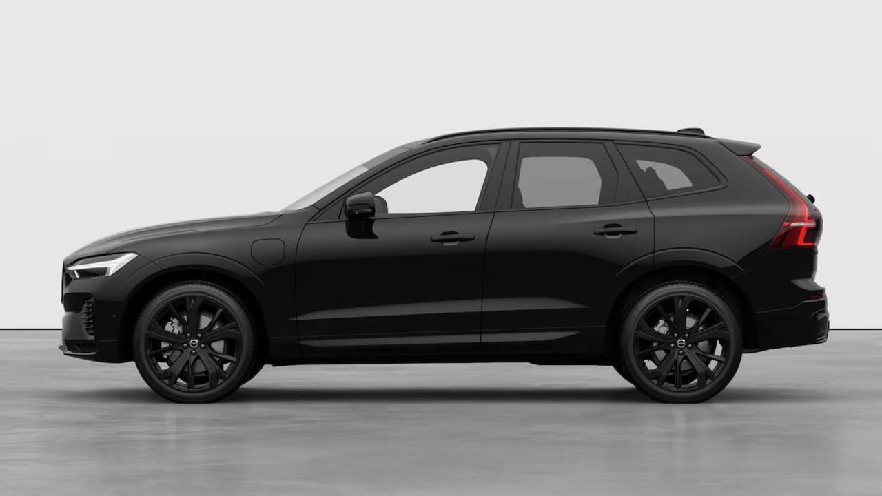 Volvo XC60 T6 Plug-in hybrid AWD Plus Black Edition | Direct Leverbaar | Head Up Display | 360 Graden Camera | Luchtvering | Climate Pack | Panoramisch Schuif-/Kanteldak | Adaptieve Cruise Control | 21 inch Lichtmetalen Velgen |
