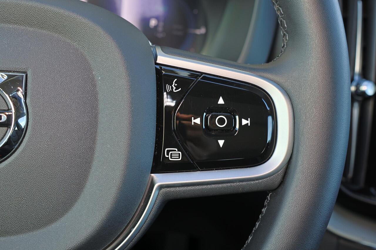 Volvo XC60 T6 Recharge AWD Plus Dark - Panorama/schuifdak - IntelliSafe Assist & Surround - 360º Camera - Harman/Kardon audio - Adaptieve LED koplampen - Verwarmde voorstoelen, stuur & achterbank - Parkeersensoren voor & achter - Elektr. bedienb. voorstoelen met geh