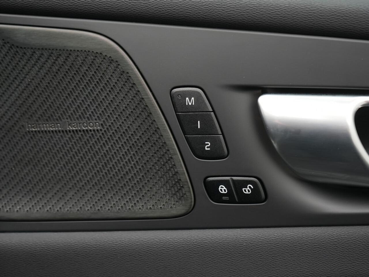 Volvo XC60 2.0 T8 Plug-in hybrid AWD Plus Dark Panoramadak