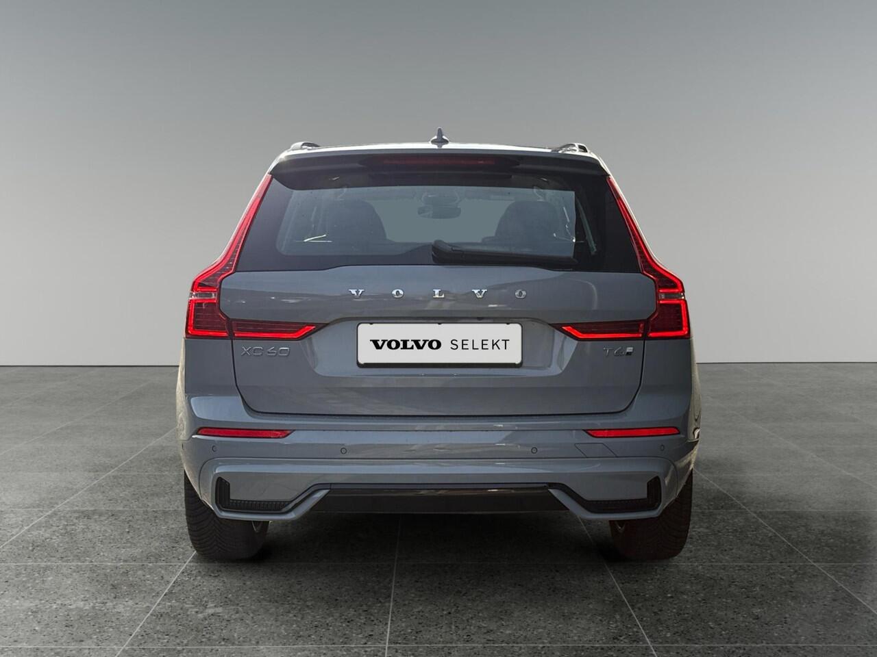 Volvo XC60 2.0 T6 Plug-in hybrid AWD Plus Dark | Trekhaak | 360 graden camera | Panormadak | Lederen bekleding |