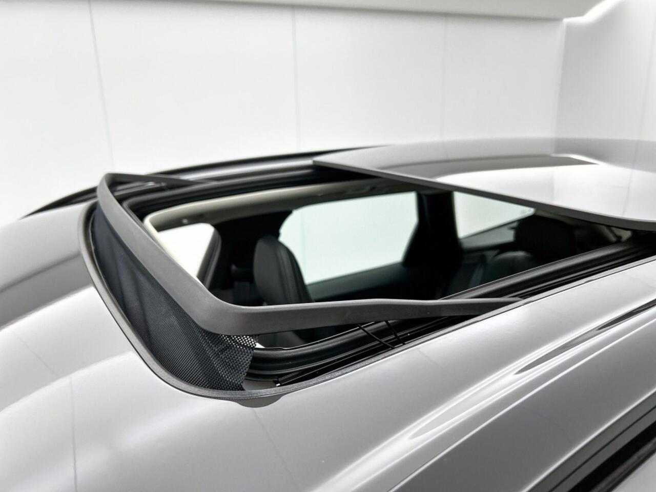 Volvo XC60 2.0 T6 AWD Ultra Dark | Trekhaak | Leder | Panorama dak |