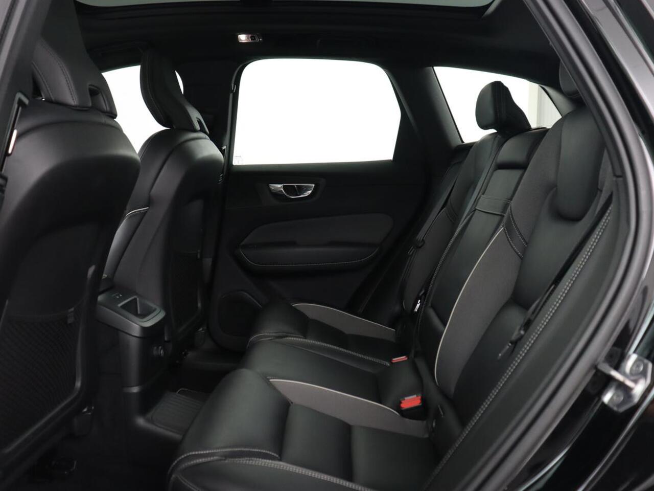 Volvo XC60 2.0 Recharge T8 AWD R Design | Panoramadak | Head-Up | 360 Camera | Stoel & stuurverwarming | Carplay | Keyless | Harman/Kardon | Navigatie | Half leder | Memory | PHEV | Plug In