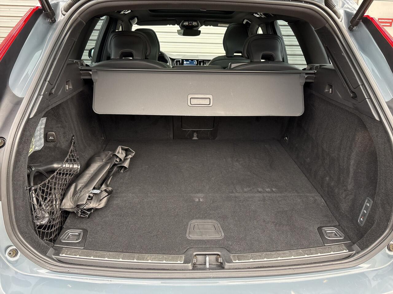 Volvo XC60 T6 Plug-in hybrid AWD R-Design / Stoelventilatie & massage / Luchtvering / 20" / Long Range /