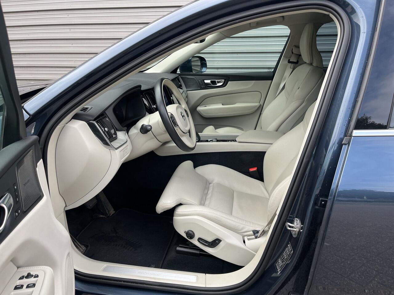 Volvo XC60 T6 Plug-in hybrid AWD Ultimate Bright / 360 camera / Trekhaak semi elektrisch / Head up display / 2250kg trekgewicht /