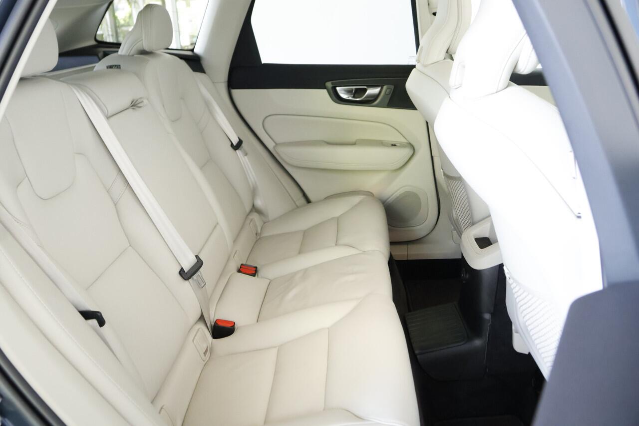 Volvo XC60 2.0 T8 Plug-in hybrid AWD Plus Bright / Opendak / H&K / HUD / Pilot assist / Cam