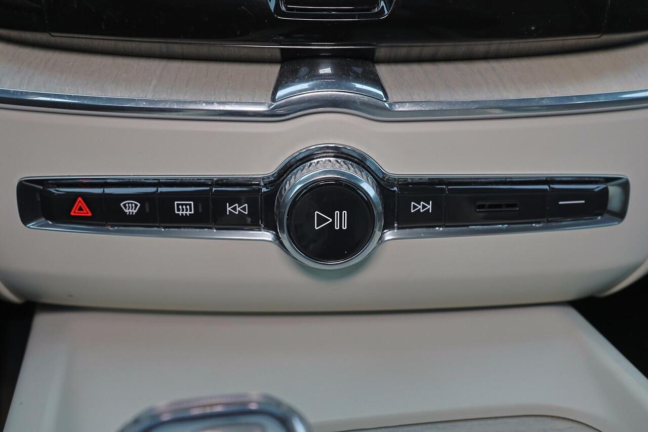 Volvo XC60 B5 Inscription - IntelliSafe Assist & Surround - Parkeercamera achter - Verwarmde voorstoelen & stuur - Parkeersensoren voor & achter - Elektr. bedienb. bestuurdersstoel met geheugen - High Performance audio - 19' LMV