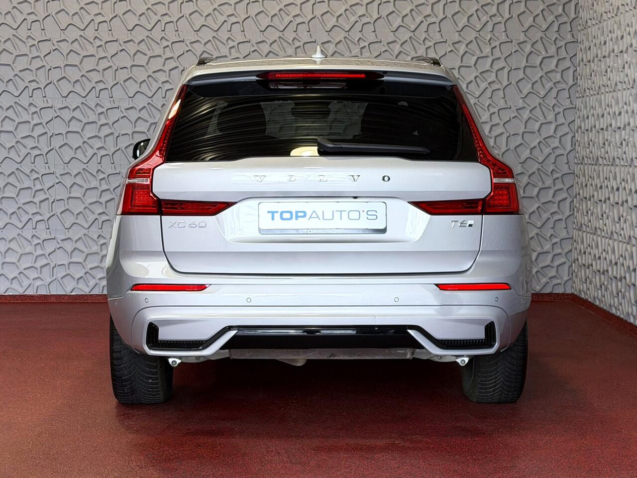 Volvo XC60 2.0 T6 350 PK PHEV AWD PLUS DARK + LONG RANGE PANO HARMAN-KARDON 360CAM ELEK.KLEP STUUR/STOEL VERW. Plug in Hybrid ? Top Auto's Wijchen , Altijd een Ruim aanbod van Volvo's i BUSINESS / CORE / BRIGHT / DARK / ULTRA DARK / PLUS DARK / BLACK EDITION / ES