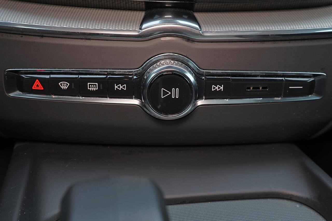 Volvo XC60 T6 Recharge AWD Plus Dark - Panorama/schuifdak - IntelliSafe Assist & Surround - Harman/Kardon audio - Parkeercamera achter - Adaptieve LED koplampen - Verwarmde voorstoelen, stuur & achterbank - Parkeersensoren voor & achter - Elektr. bedienb. voorstoele