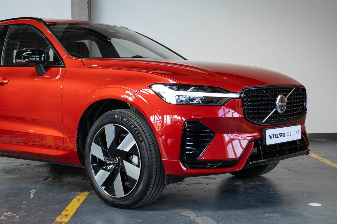 Volvo XC60 T6 Plug-in hybrid AWD Ultra Dark | Panoramadak | Semi Electrische Wegklapbar Trekhaak | 360° Parkeercamera | Stoelverwarming | Lederen Bekleding | Google Infotainment | Parkeersensoren voor + achter | Adaptive Cruise Control