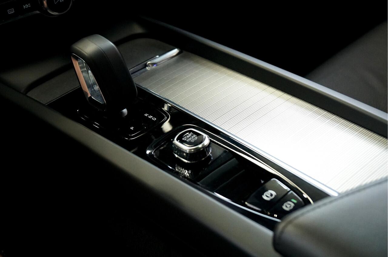 Volvo XC60 2.0 T6 AWD LONG RANGE 293kW/399pk Aut8 Plug-in hybrid Plus Dark PANORAMADAK + HARMAN/KARDON + ADAPT.CRUISE + PILOT ASSIST + CAMERA + STOELVERWARMING V&A + STUURVERWARMING + GOOGLE DASH&SERVICES + LANE ASSIST + PARKSENSOREN + 20" LM-VELGEN!!