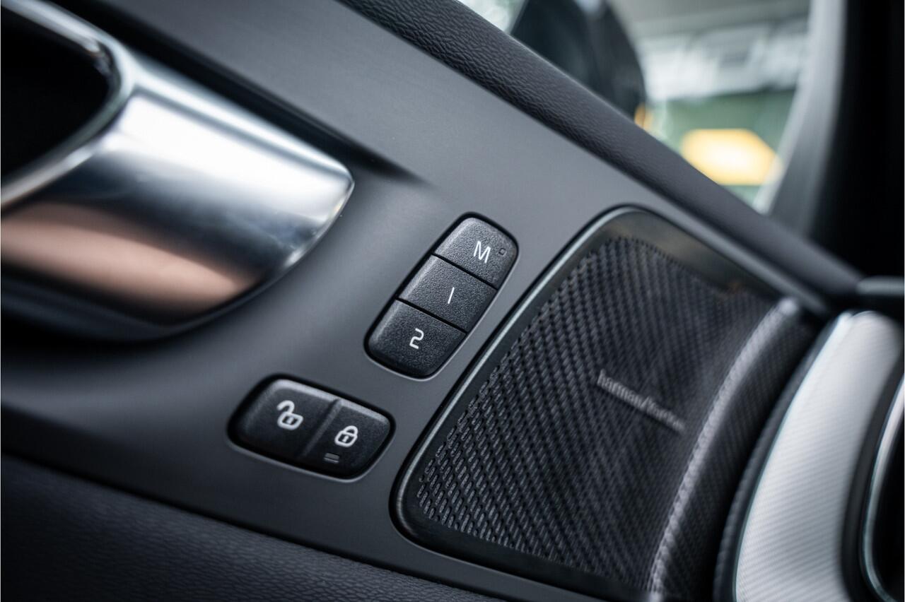 Volvo XC60 T6 Recharge AWD Plus Black Edition ** Panodak ** Trekhaak ** H&K