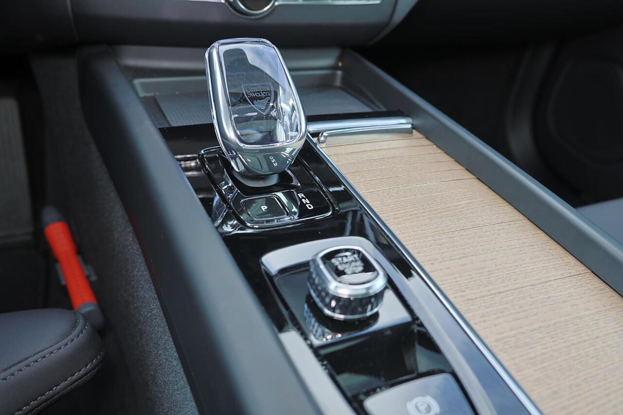 Volvo XC60 T6 Recharge AWD Ultra Dark - Panorama/schuifdak - IntelliSafe Assist & Surround - 360º Camera - Harman/Kardon audio - Adaptieve LED koplampen - Verwarmde voorstoelen, stuur & achterbank - Parkeersensoren voor & achter - Elektr. bedienb. voorstoelen met ge