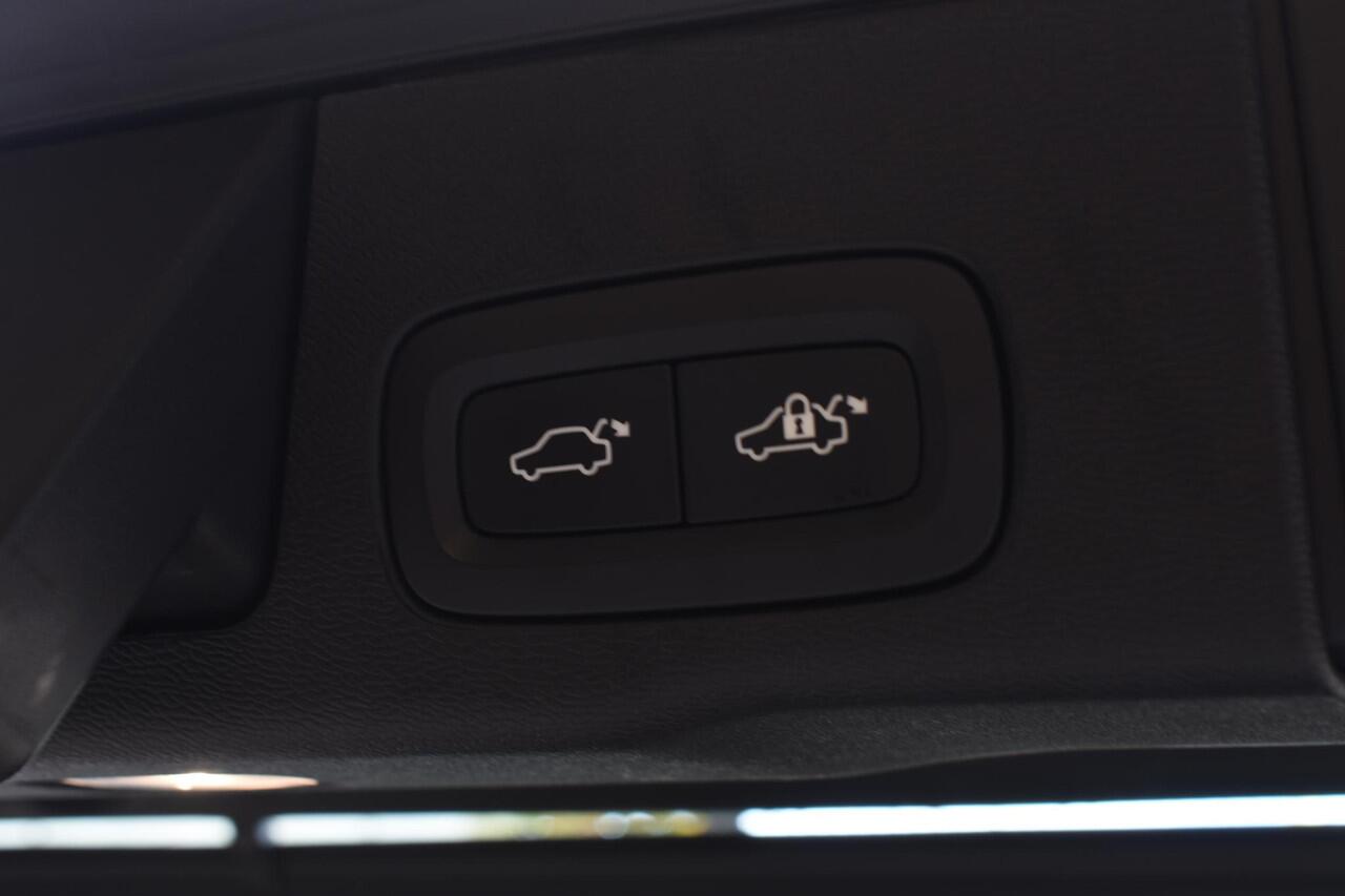 Volvo XC60 T6 350PK Automaat Plug-in Hybrid AWD Plus Dark / Navigatie / 360 Camera / Adaptieve Cruise Control / Stuur & Stoelverwarming / Elektr. Achterklep / Schuifdak / Trekhaak