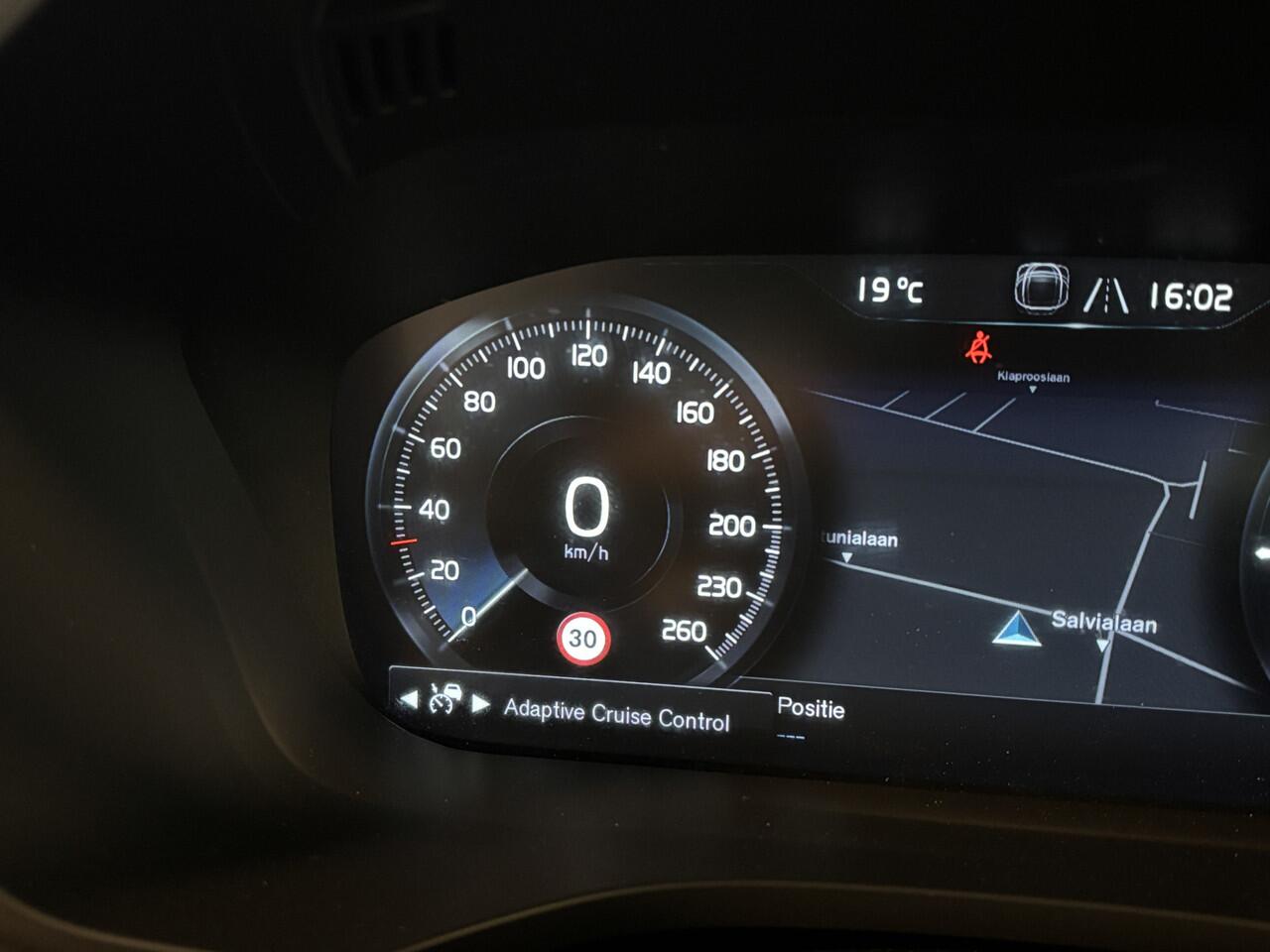 Volvo XC60 T8 Plug-In AWD R-Design / Panoramadak / Leer / Apple Carplay / Dab / HK / BLIS / Adapt cruise / Pilot ass / Stuur- en Stoelverw - Elek Trekhaak -