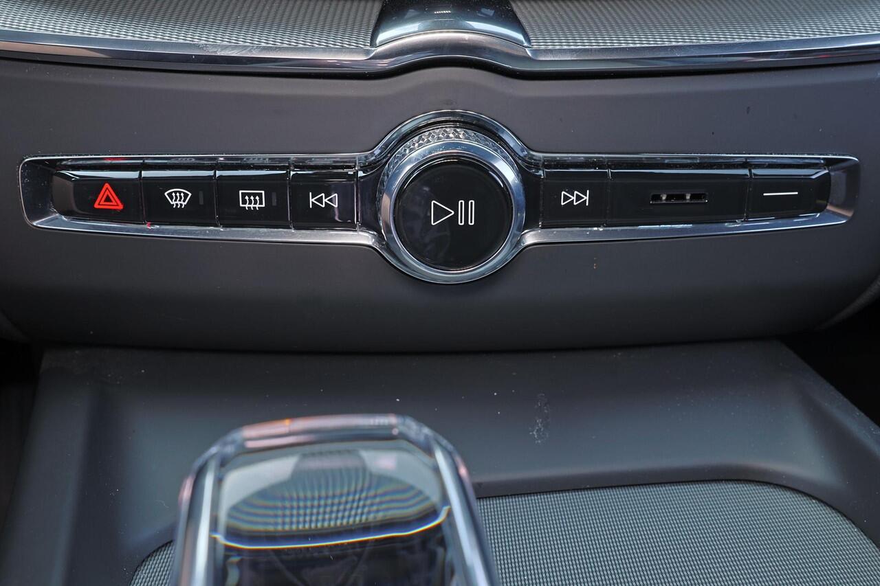 Volvo XC60 T6 Recharge AWD Ultra Black Edition - Panorama/schuifdak - IntelliSafe Assist & Surround - Massage & Ventilatie stoelen - 360º Camera - Bowers & Wilkins audio - Nappa Leder - Adaptieve LED koplampen - Verwarmde voorstoelen & stuur - Parkeersensoren voor &