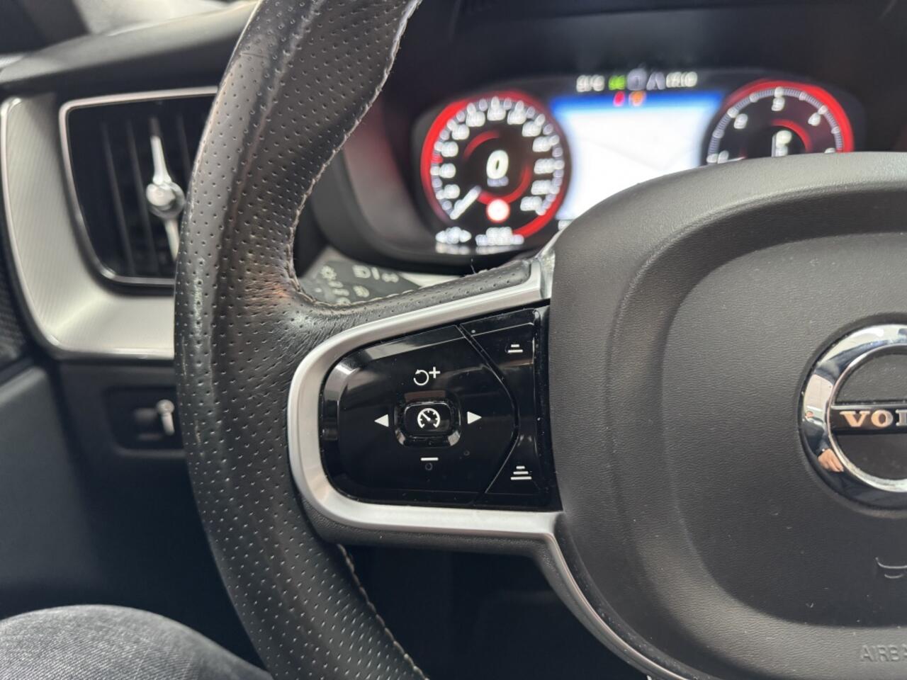 Volvo XC60 2.0 D5 AWD R-Design 236PK PANO HUD ACC