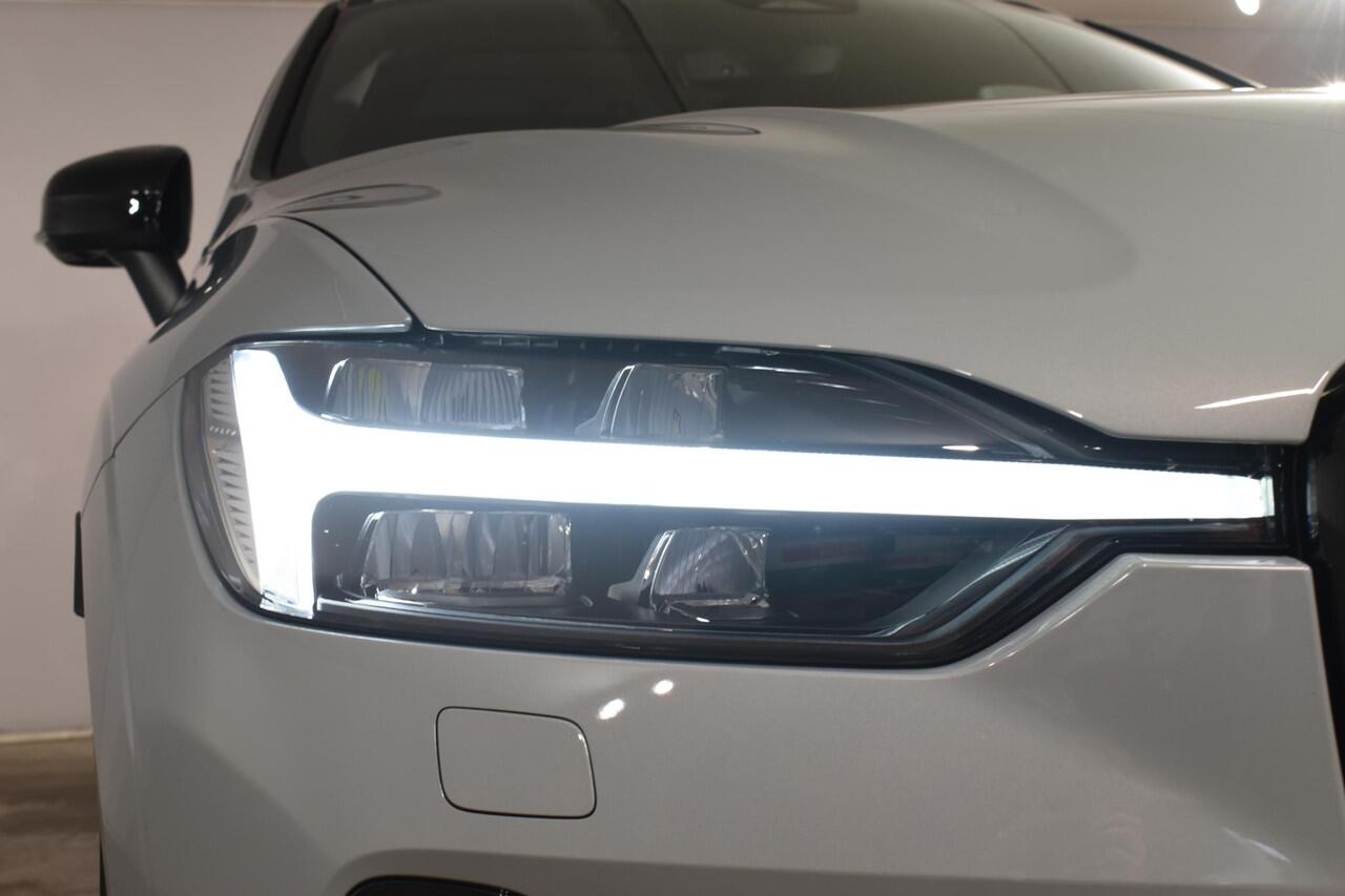 Volvo XC60 T6 350PK Plug-in Hybrid AWD Plus Black Edition / Head Up Display / 360 Camera / Panorama Dak / Lederen Bekleding / Elektrische Stoelen / Stuur & Stoelverwarming /