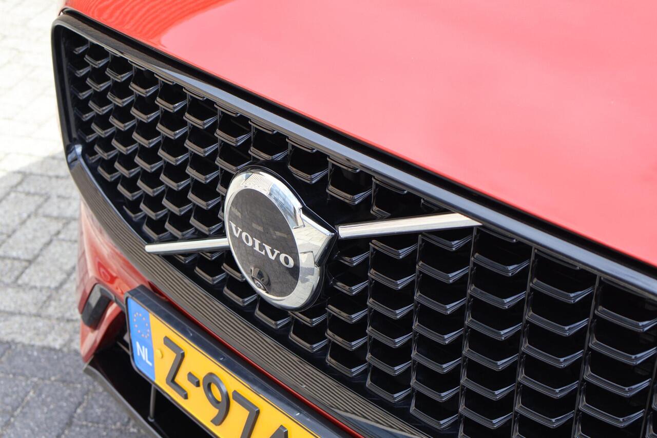 Volvo XC60 T6 Plug-in hybrid AWD Ultimate Dark | Luchtvering | Head-up display | Elektr. Trekhaak