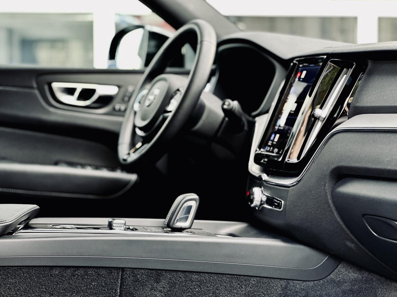 Volvo XC60 2.0 Recharge T6 | AWD | Dark Label | Panoramadak | Luchtvering | Elek Trekhaak | Stoel/stuurverwarming | Incl BTW