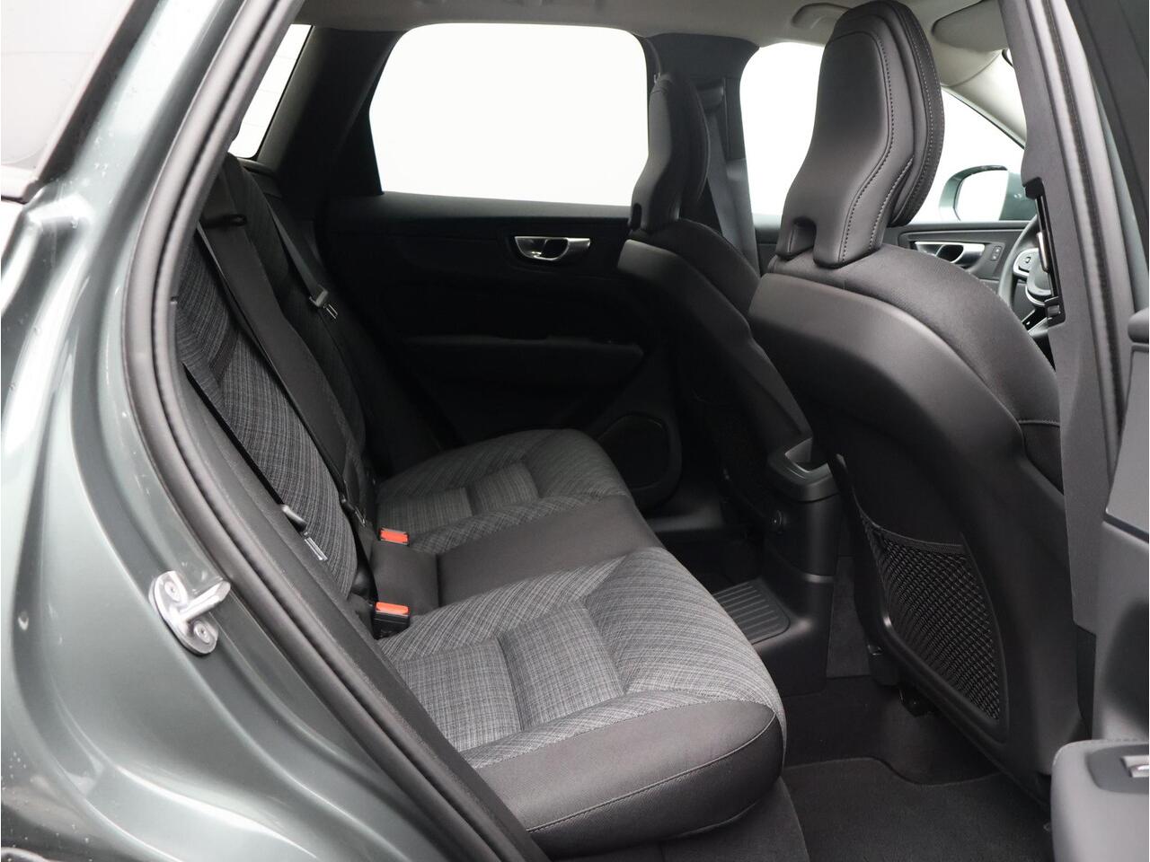 Volvo XC60 T6 350PK Plug-in hybrid AWD Essential / Adaptive Cruise / BLIS / Verwarmbare Stoelen + Stuurwiel / Extra Getint Glas / Google /