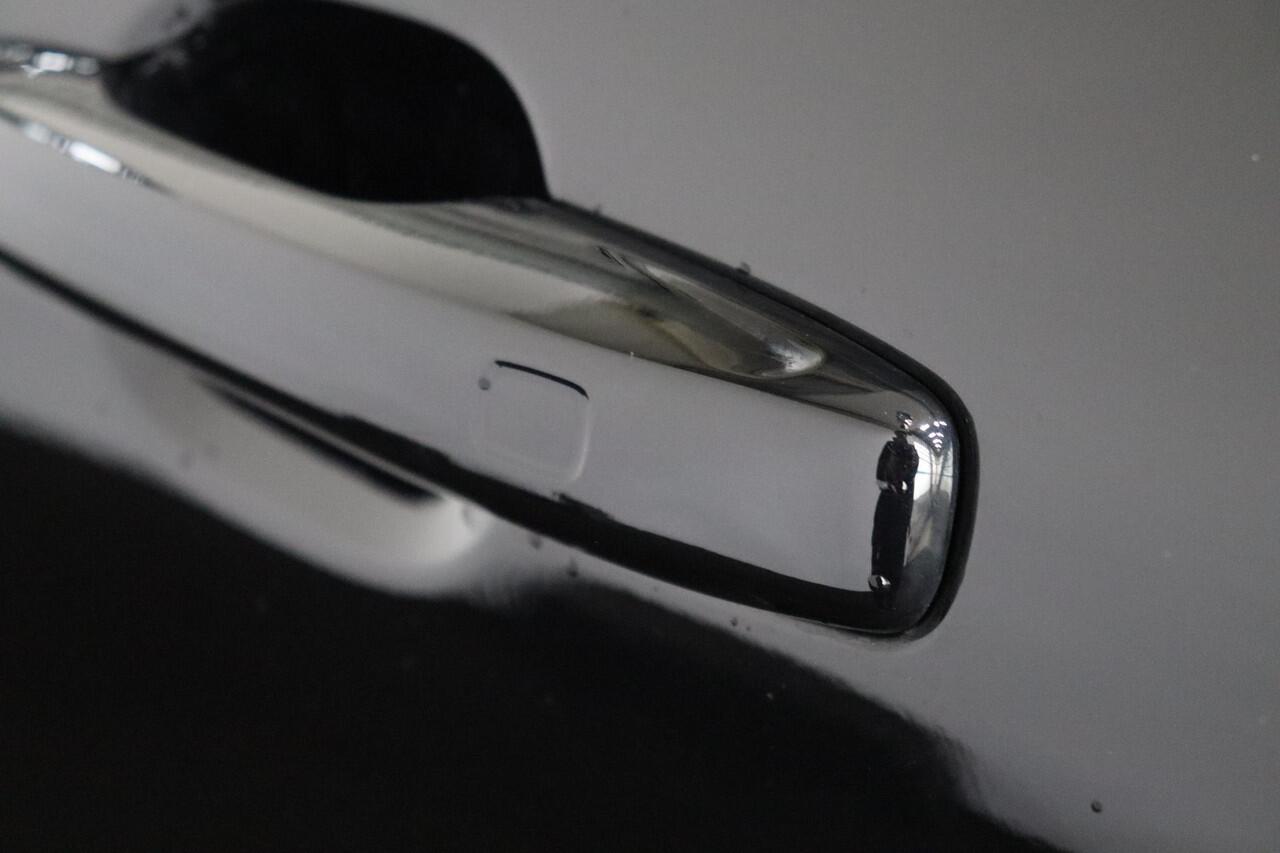 Volvo XC60 T8 Recharge AWD Ultimate Dark Volvo XC60 T8 Plug-in hybrid AWD Ultimate Dark - Panorama/schuifdak - IntelliSafe Assist & Surround - 360º Camera - Verwarmde voorstoelen, stuur & achterbank - Parkeersensoren voor & achter - Elektr. bedienb. voorstoelen met 