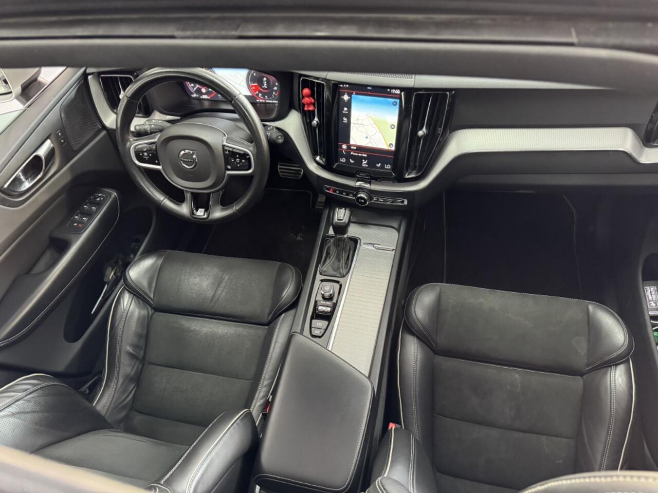 Volvo XC60 2.0 D5 AWD R-Design 236PK PANO HUD ACC