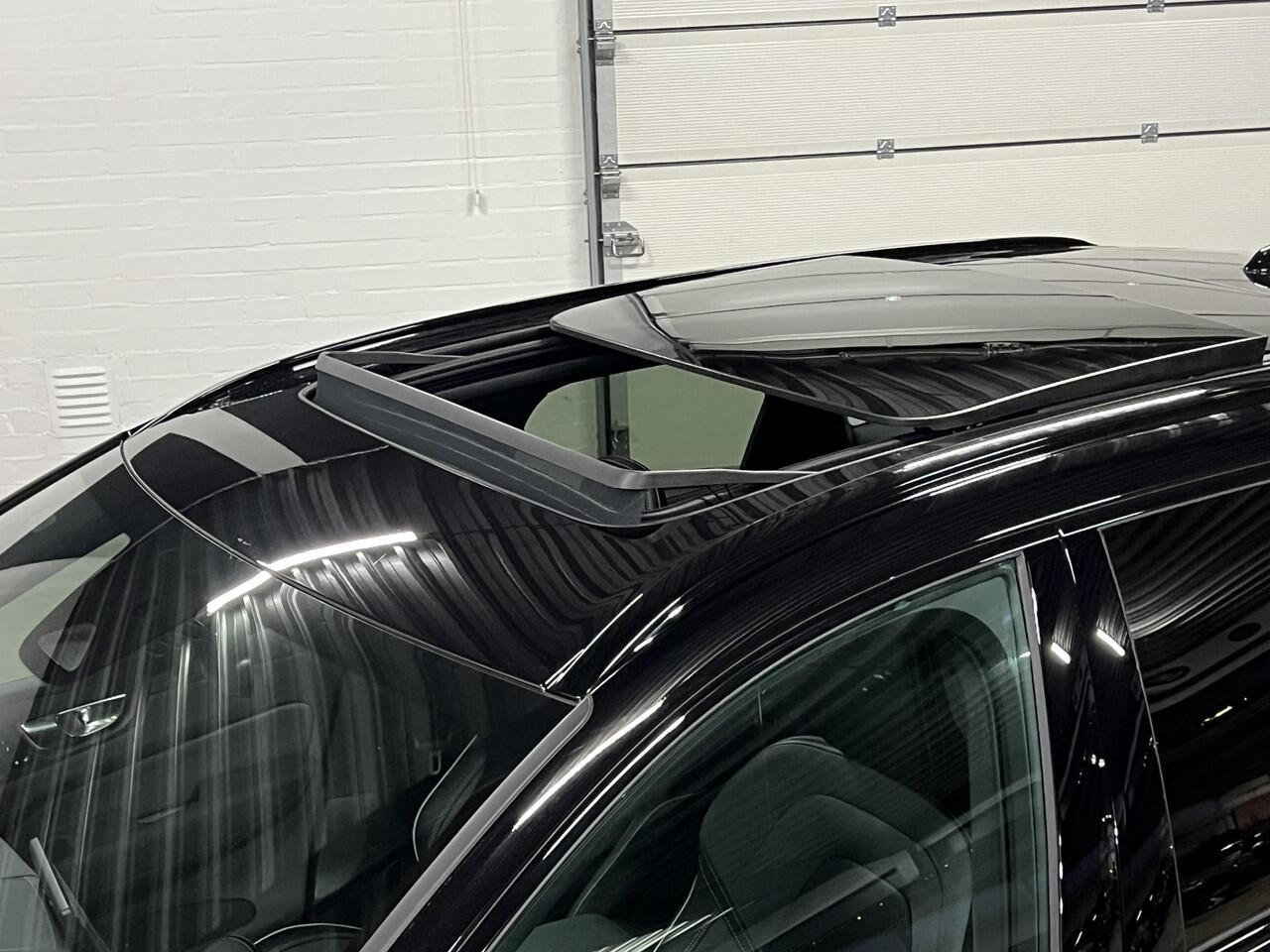 Volvo XC60 T8 Plug-in AWD Black Edition Open dak | Adapt. cruise control | Harman Kardon | 360° Camera | Head-up | Pilot assist | *455PK*