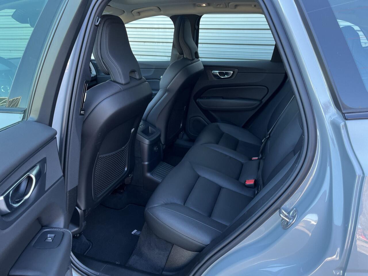 Volvo XC60 T6 Plug-in AWD Ultimate Dark / Head-Up / Trekhaak / Blis / 360 Camera / Schuif/kanteldak /