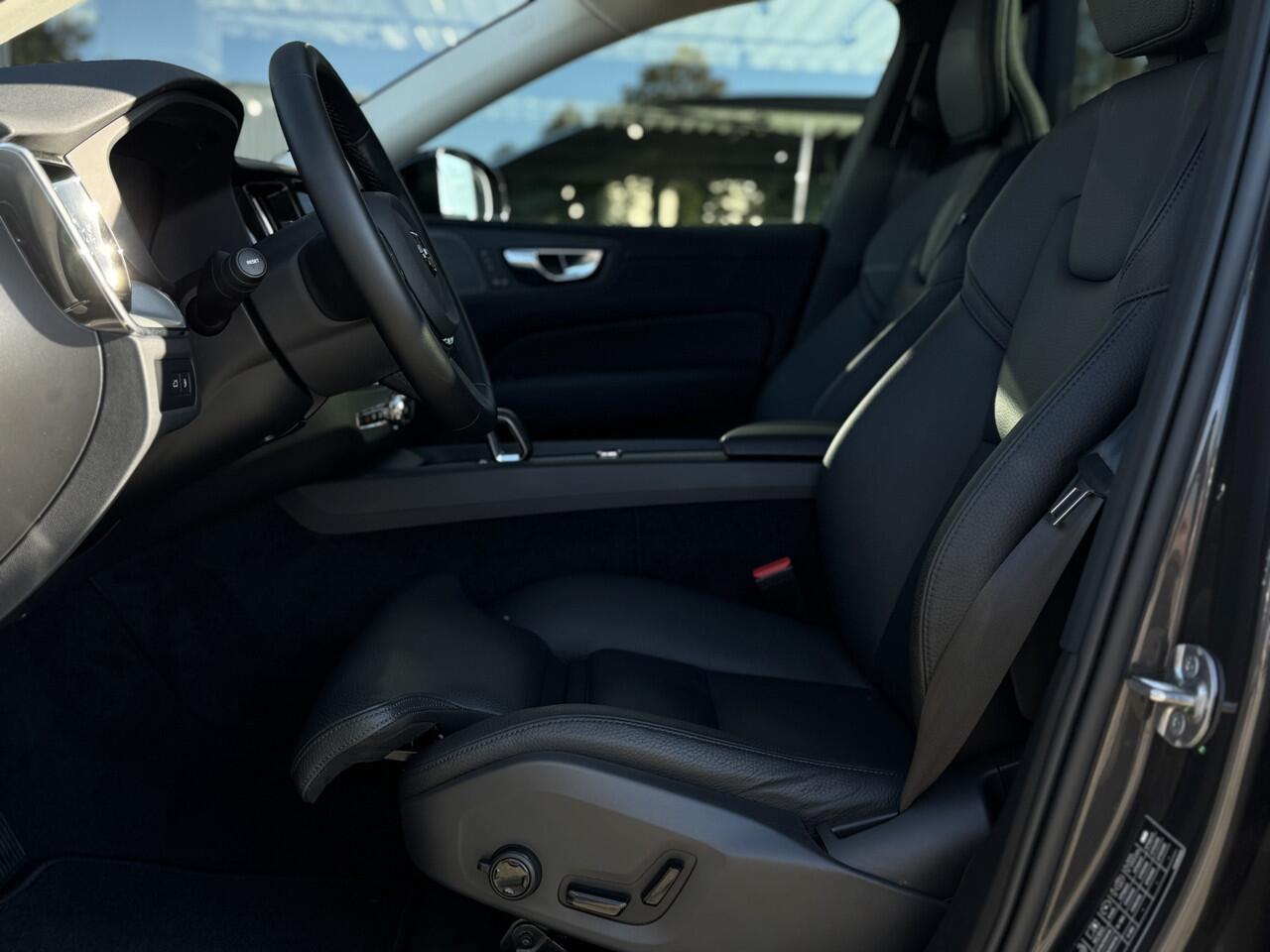 Volvo XC60 2.0 T6 Plug-in hybrid AWD Plus Dark | Pano | 360 Cam | Leder | Harman/Kardon |