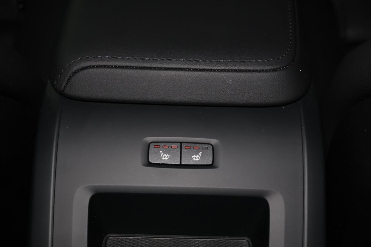 Volvo XC60 T6 Recharge AWD Ultra Dark - Luchtvering - Panorama/schuifdak - IntelliSafe Assist & Surround - 360º Camera - Adaptieve LED koplampen - Verwarmde voorstoelen, stuur & achterbank - Parkeersensoren voor & achter - Elektr. bedienb. voorstoelen met geheugen -