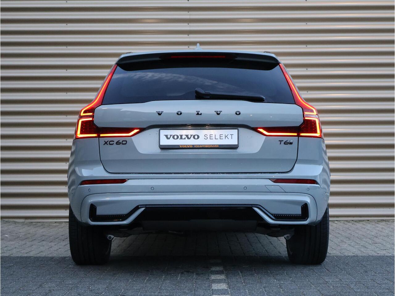Volvo XC60 T6 Plug-in hybrid AWD Ultra Black Edition | Uit voorraad leverbaar | Harman Kardon | Panoramadak