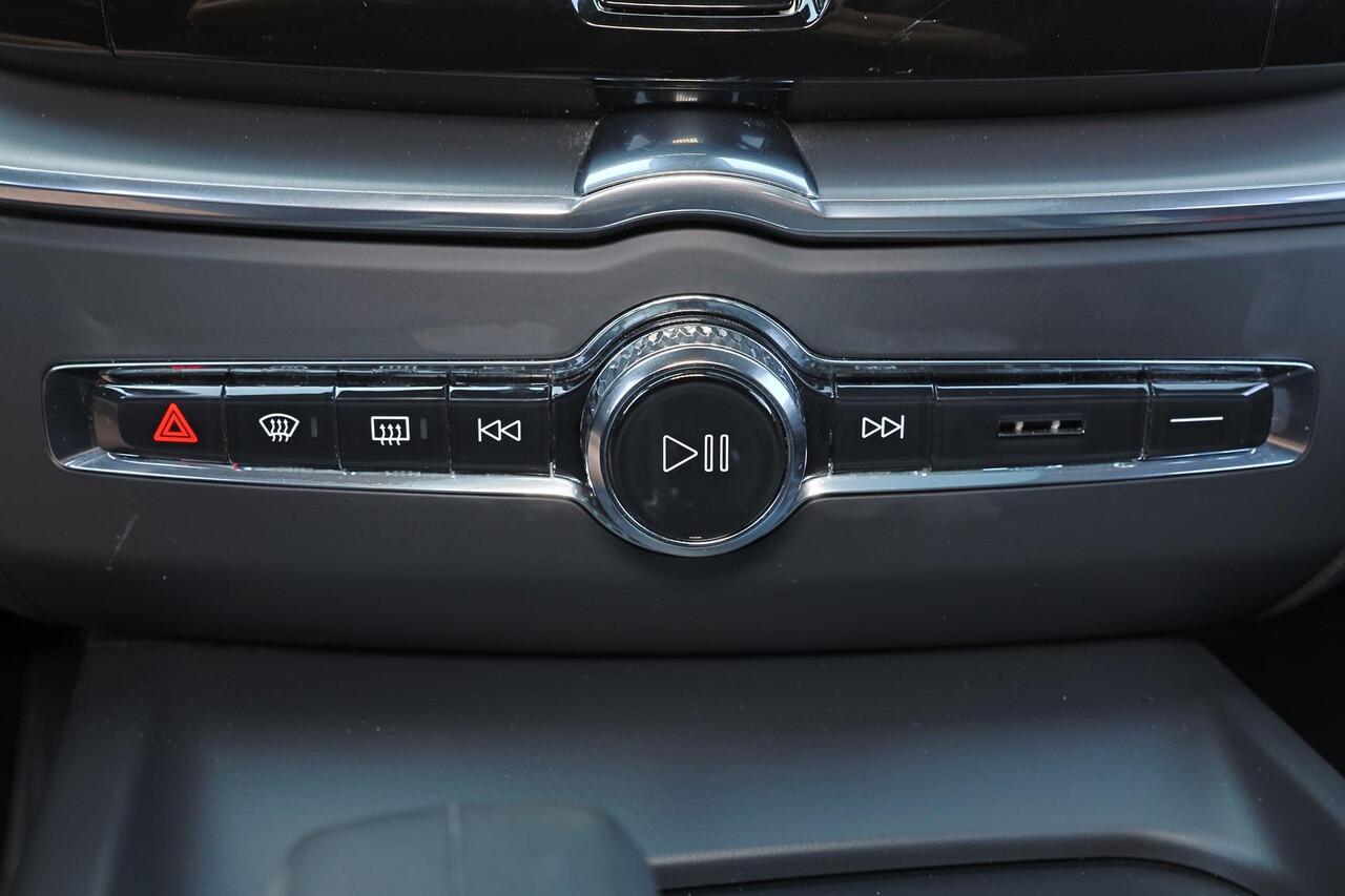 Volvo XC60 T6 Recharge AWD Core Bright - LONG RANGE - Panorama/schuifdak - IntelliSafe Assist - Harman/Kardon audio - Adaptieve LED koplampen - Parkeercamera achter - Verwarmde voorstoelen & stuur - Parkeersensoren voor & achter - Draadloze tel. lader - Extra getint