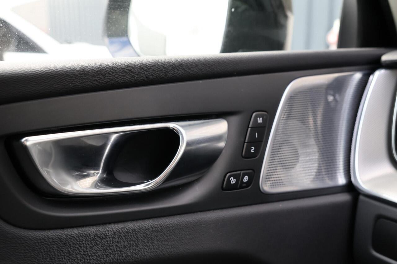 Volvo XC60 T6 Recharge AWD Ultimate Dark - Luchtvering - Panorama/schuifdak - IntelliSafe Assist & Surround - 360º Camera - Bowers & Wilkins audio - Verwarmde voorstoelen, stuur & achterbank - Parkeersensoren voor & achter - Elektr. bedienb. voorstoelen met geheugen