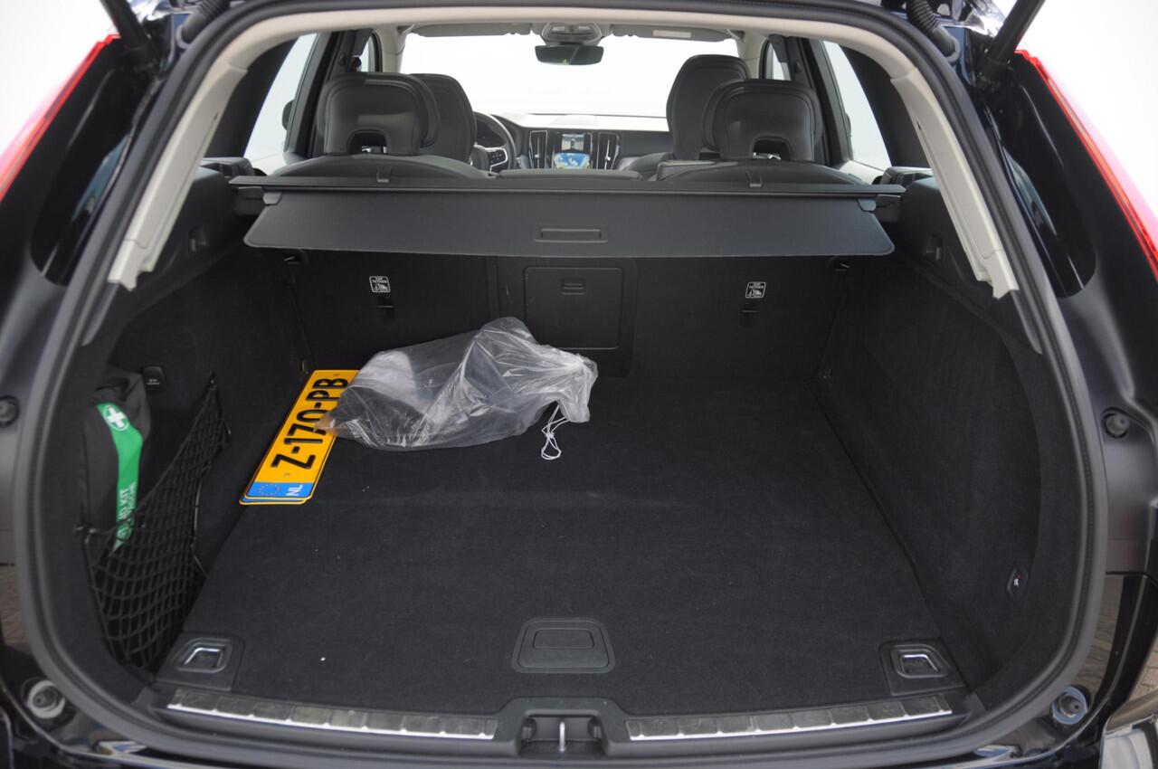 Volvo XC60 T6 350PK Automaat AWD Plus Dark Long range /Adaptieve cruise control / Panoramadak / Apple carplay / Parkeersensoren met 360 camera / Elektrische achterklep / Elektrische stoelen met geheugen / Stoel en stuurwielverwarming