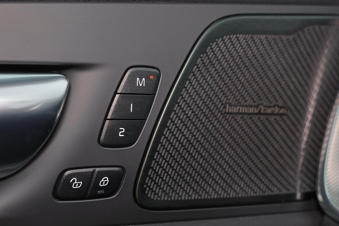 Volvo XC60 T6 Recharge AWD R-Design - Panorama/schuifdak - IntelliSafe Assist - Harman/Kardon audio - Adaptieve LED koplampen - Parkeercamera achter - Verwarmde voorstoelen, stuur & achterbank - Parkeersensoren voor & achter - Nappa Leder - Elektr. bedienb. voorstoe