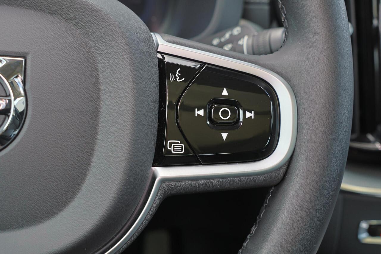 Volvo XC60 T6 Recharge AWD Ultra Dark - Luchtvering - Panorama/schuifdak - IntelliSafe Assist & Surround - 360º Camera - Harman/Kardon audio - Adaptieve LED koplampen - Verwarmde voorstoelen, stuur & achterbank - Parkeersensoren voor & achter - Elektr. bedienb. voor