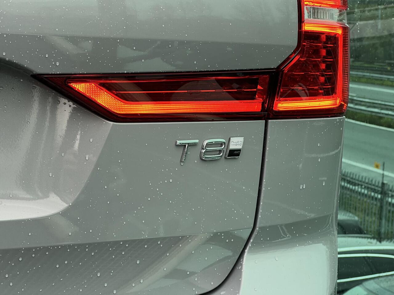 Volvo XC60 2.0 T8 Plug-in hybrid AWD Ultra Dark PHEV, Automaat, 21 inch, Panoramadak, Bowers&Wilkins audio, Stoelverwarming, Stuurverwarming, Trekhaak semi elektrisch wegklapbaar, Gelaagde- en getinte ramen