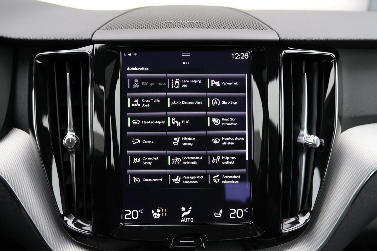Volvo XC60 B5 R-Design - Panoramisch schuif-/kanteldak - Intellisafe Assist / Surround - Parkeerverwarming met timer - Harman Kardon Audio - Elektrisch bedienbare voorstoelen met geheugen - Verwarmbare voorstoelen - Head-up Display - Verwarmbaar stuurwiel - 360 view