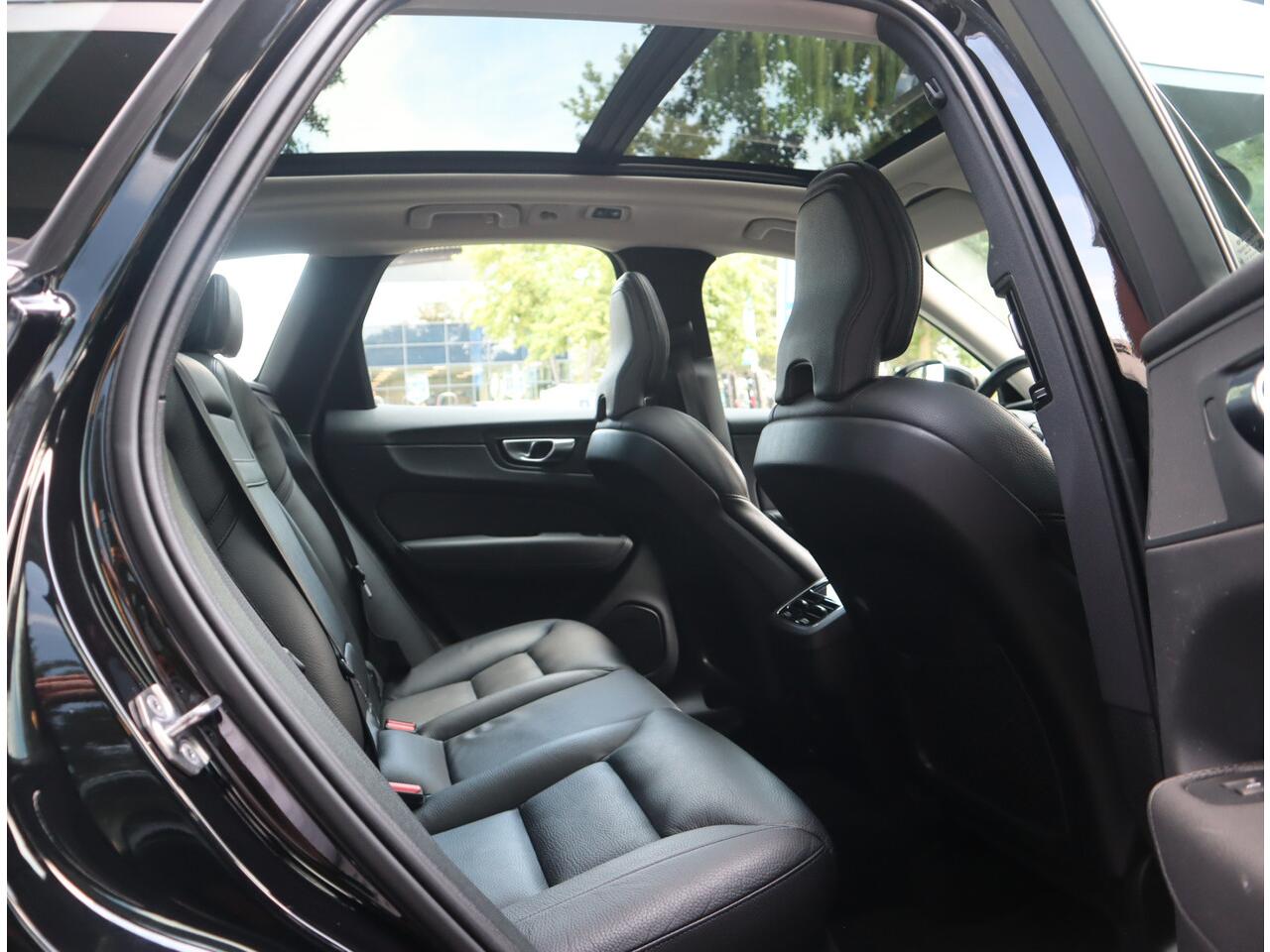 Volvo XC60 2.0 B5 250 PK Momentum Exclusive / Panoramadak