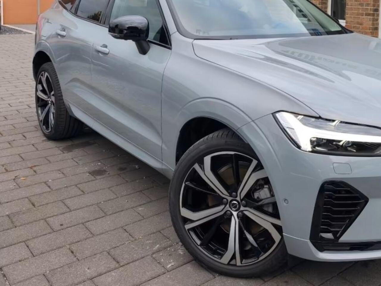 Volvo XC60 2.0 T8 Plug-in hybrid AWD Plus Dark (335kW/455PK) FULL OPTION ** 1e EIG - Ex VOLVO - ¤ 27.000,= onder NP ** ** INFORMEER OOK NAAR ONZE AANTREKKELIJKE FINANCIAL-LEASE TARIEVEN **