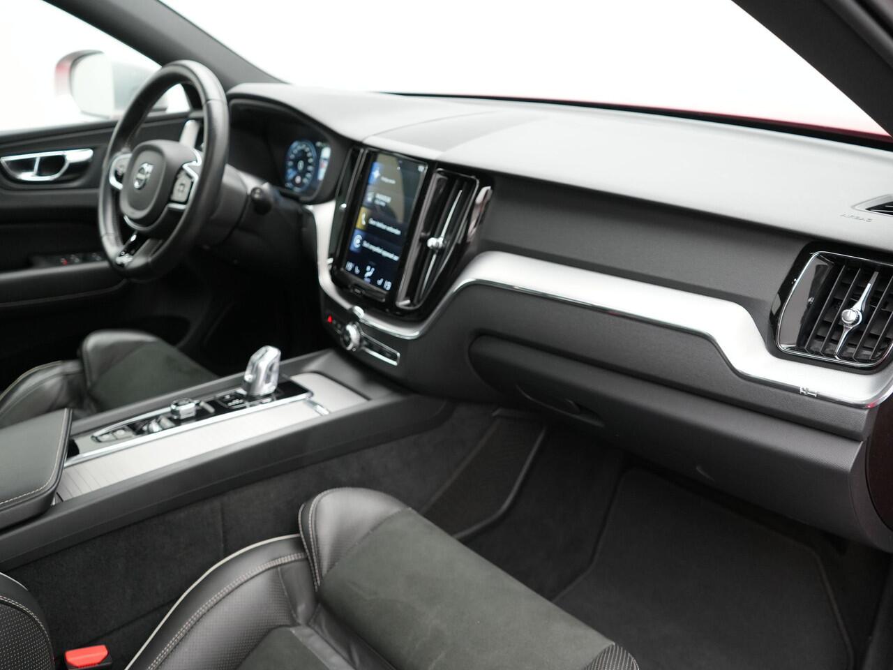 Volvo XC60 T8 Twin Engine AWD R-Design Plug in Hybrid 391pk PHEV | Trekhaak af Fabriek | Panodak | Pilot Assist | Adaptive Cruise | 360 Camera | Carplay | Keyless |