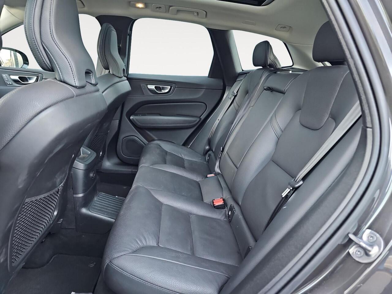 Volvo XC60 2.0 T6 Plug-in hybrid AWD Plus Dark | Trekhaak | 360 graden camera | Stoelverwarming | Panoramadak |