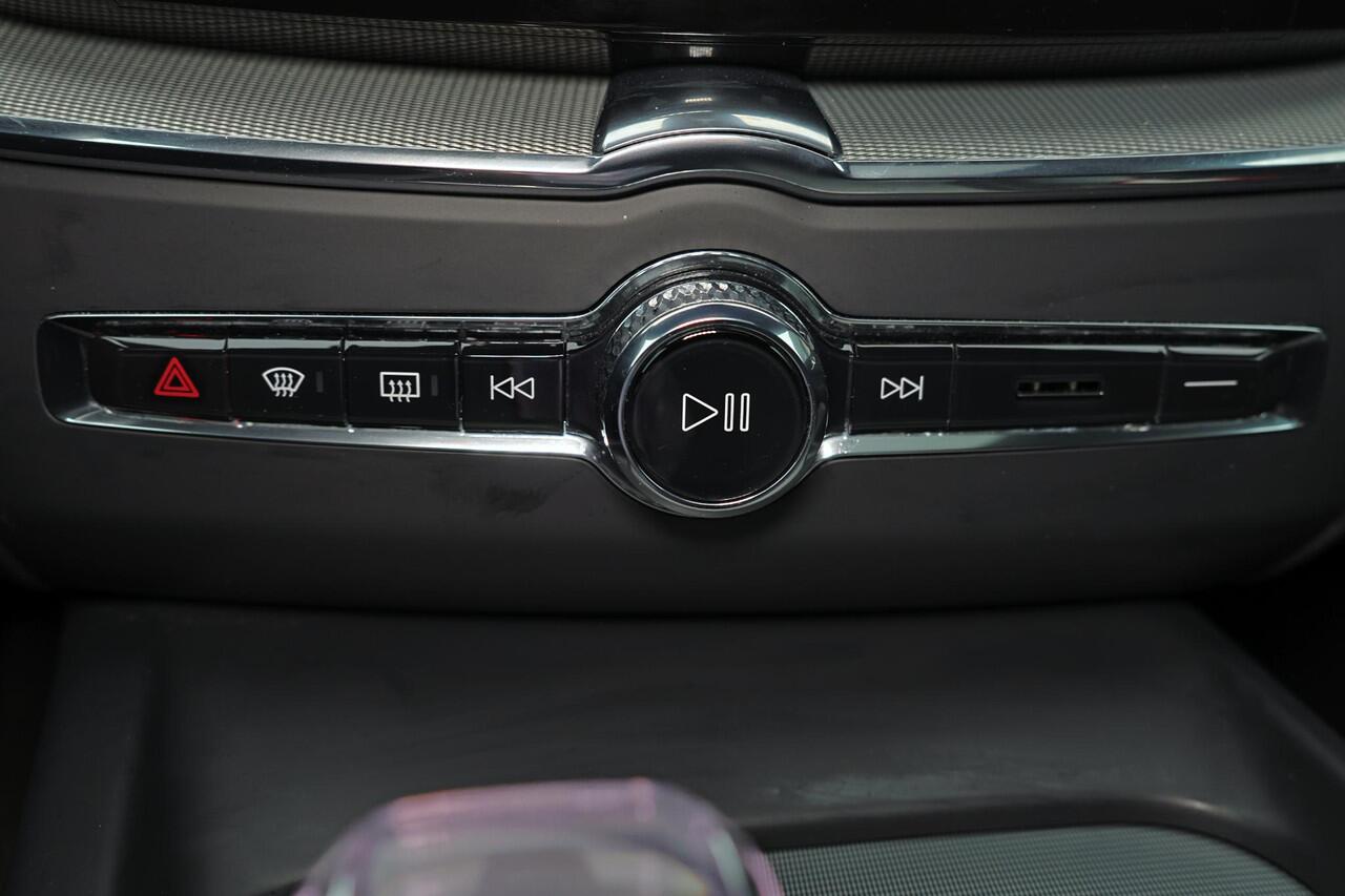 Volvo XC60 T8 Recharge AWD Plus Black Edition - Panorama/schuifdak - IntelliSafe Assist & Surround - 360º Camera - Harman/Kardon audio - Adaptieve LED koplampen - Verwarmde voorstoelen, stuur & achterbank - Parkeersensoren voor & achter - Elektr. bedienb. voorstoele